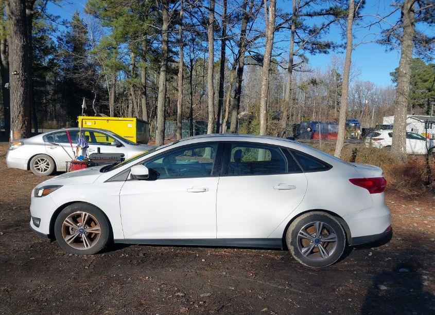 Photo 14 of 2018 Ford Focus SE (VIN 1FADP3FE3JL219784)