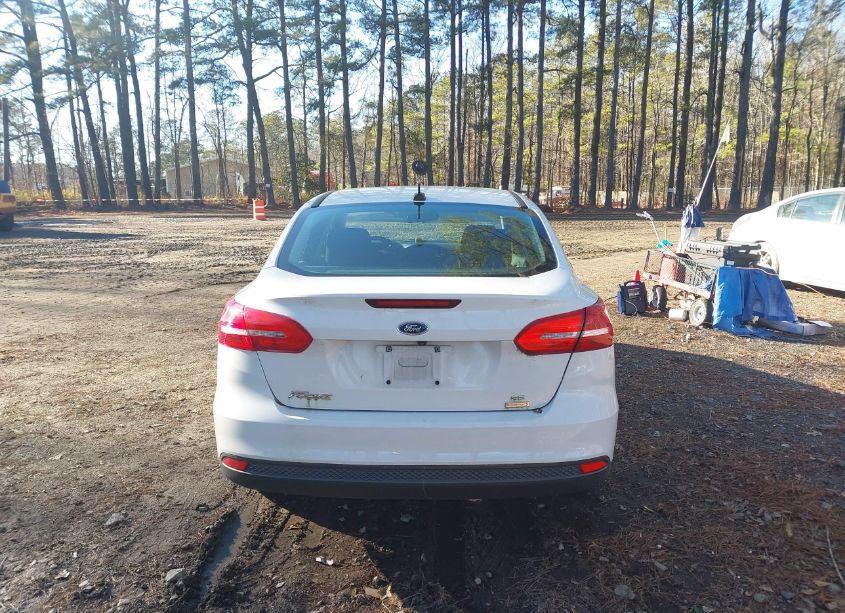 Photo 16 of 2018 Ford Focus SE (VIN 1FADP3FE3JL219784)