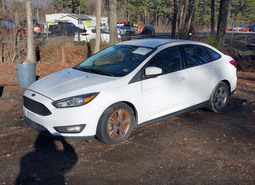Photo 2 of 2018 Ford Focus SE (VIN 1FADP3FE3JL219784)