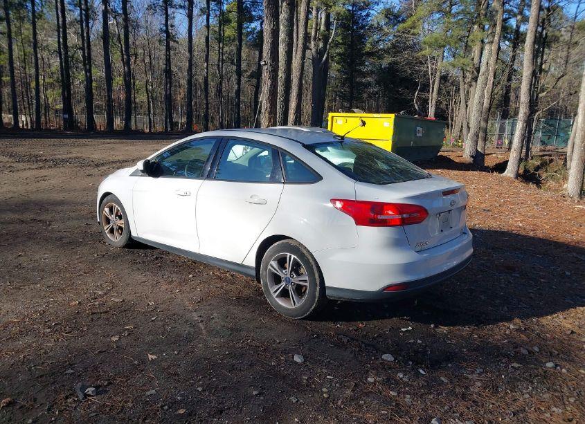 Photo 3 of 2018 Ford Focus SE (VIN 1FADP3FE3JL219784)