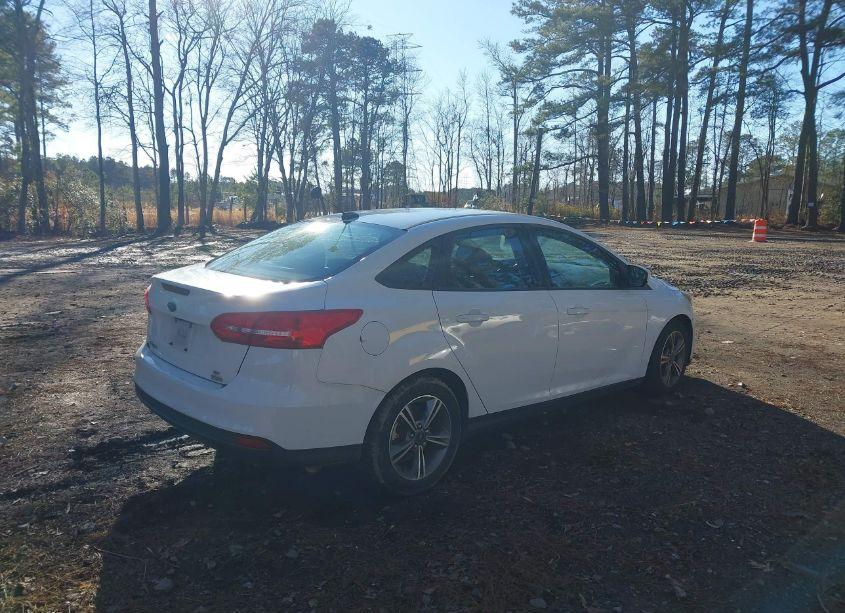 Photo 4 of 2018 Ford Focus SE (VIN 1FADP3FE3JL219784)