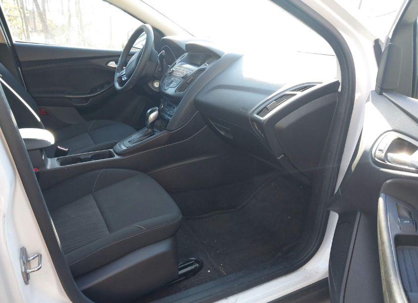 Photo 5 of 2018 Ford Focus SE (VIN 1FADP3FE3JL219784)