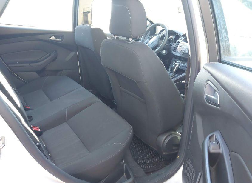 Photo 8 of 2018 Ford Focus SE (VIN 1FADP3FE3JL219784)