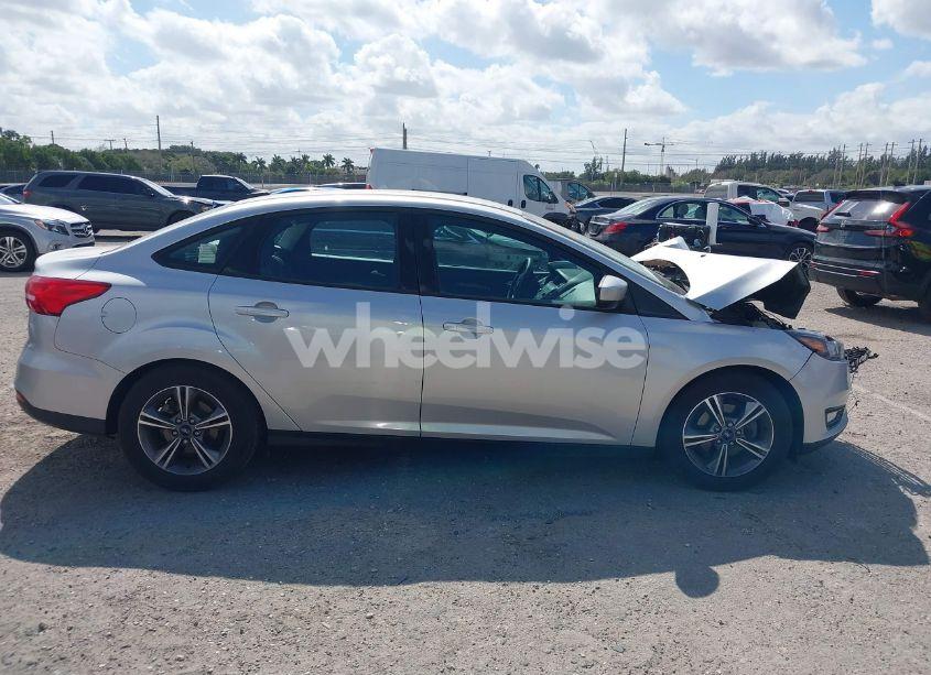 Photo 13 of 2018 Ford Focus SE (VIN 1FADP3FE3JL220529)