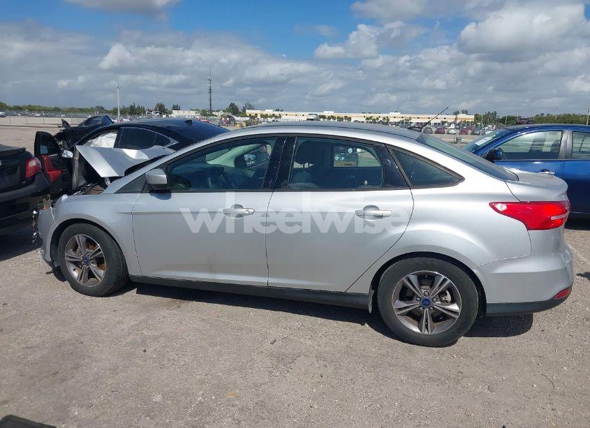 Photo 14 of 2018 Ford Focus SE (VIN 1FADP3FE3JL220529)