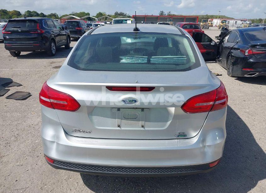 Photo 16 of 2018 Ford Focus SE (VIN 1FADP3FE3JL220529)