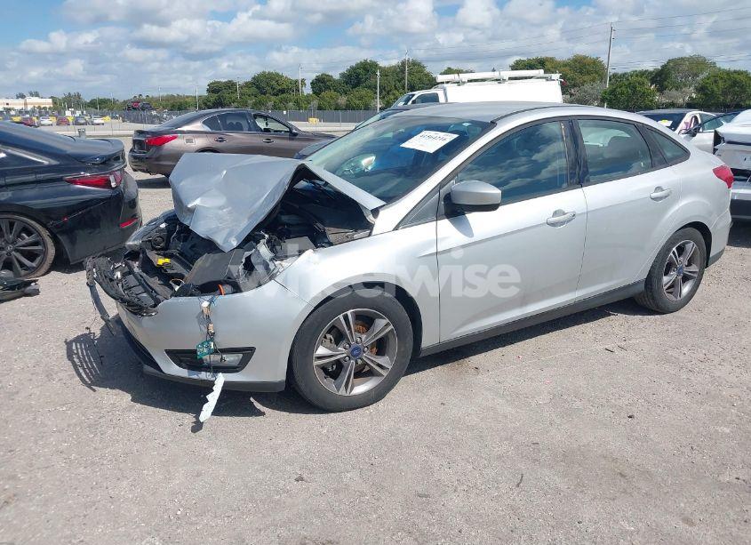 Photo 2 of 2018 Ford Focus SE (VIN 1FADP3FE3JL220529)
