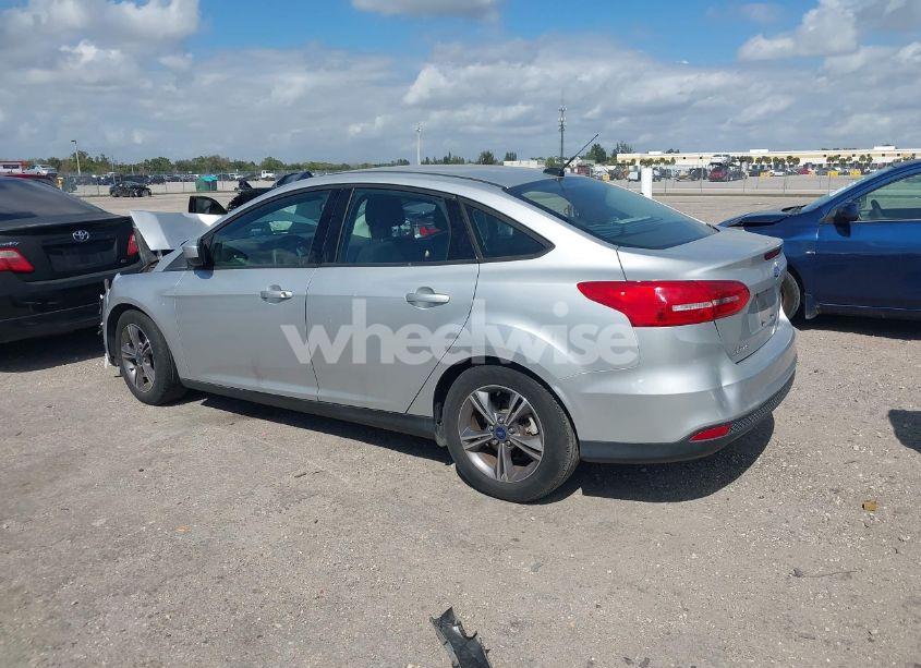 Photo 3 of 2018 Ford Focus SE (VIN 1FADP3FE3JL220529)