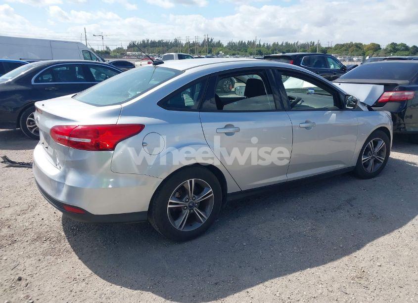 Photo 4 of 2018 Ford Focus SE (VIN 1FADP3FE3JL220529)