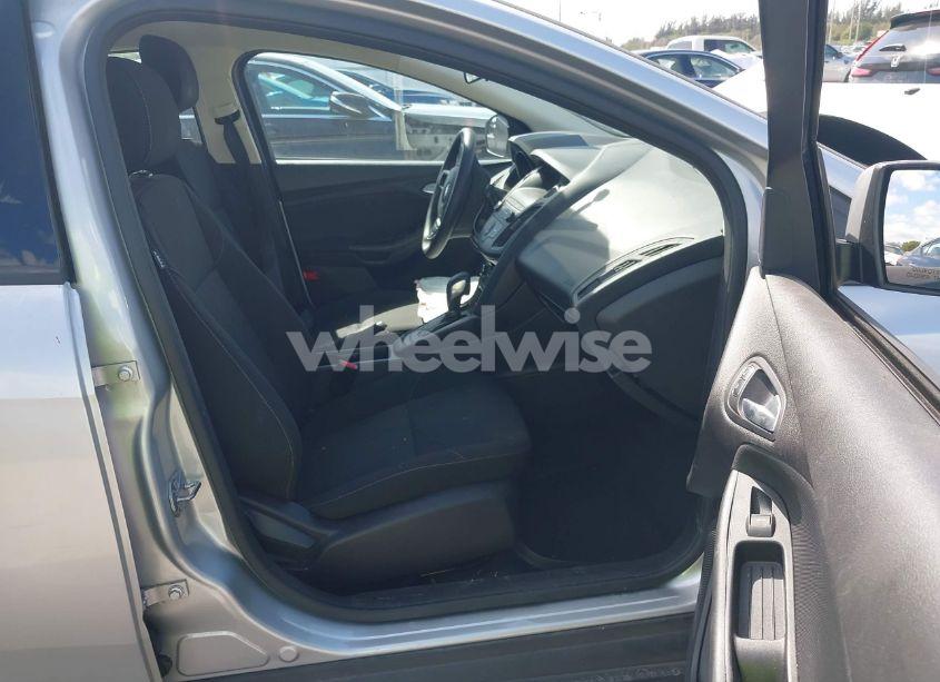 Photo 5 of 2018 Ford Focus SE (VIN 1FADP3FE3JL220529)
