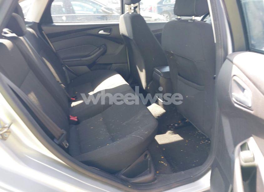 Photo 8 of 2018 Ford Focus SE (VIN 1FADP3FE3JL220529)