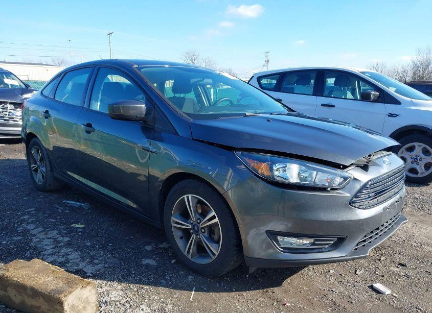 2018 Ford Focus SE (VIN 1FADP3FE3JL235290) main photo