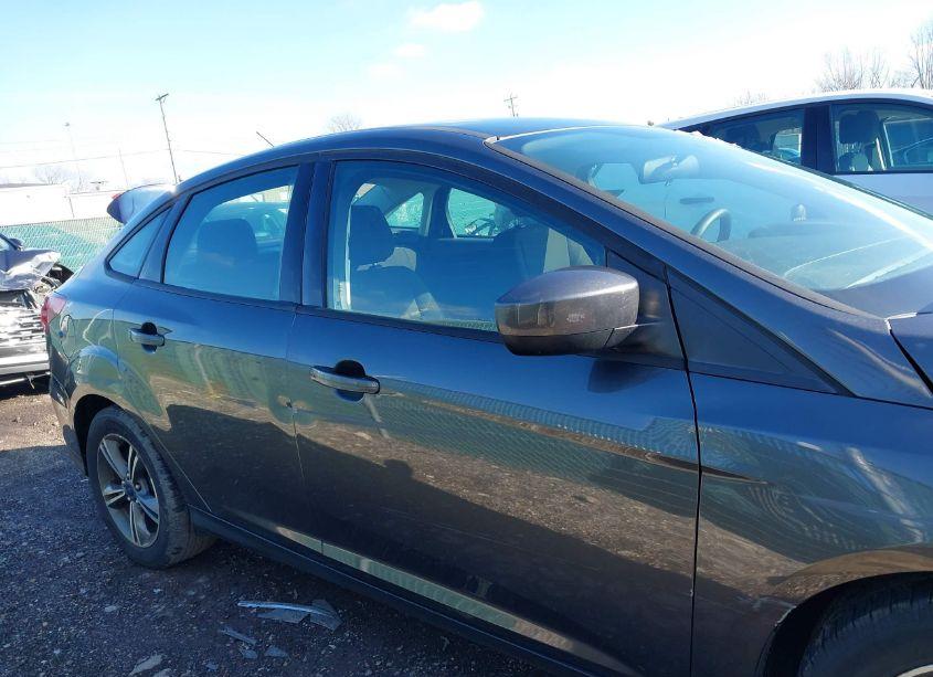 Photo 14 of 2018 Ford Focus SE (VIN 1FADP3FE3JL235290)