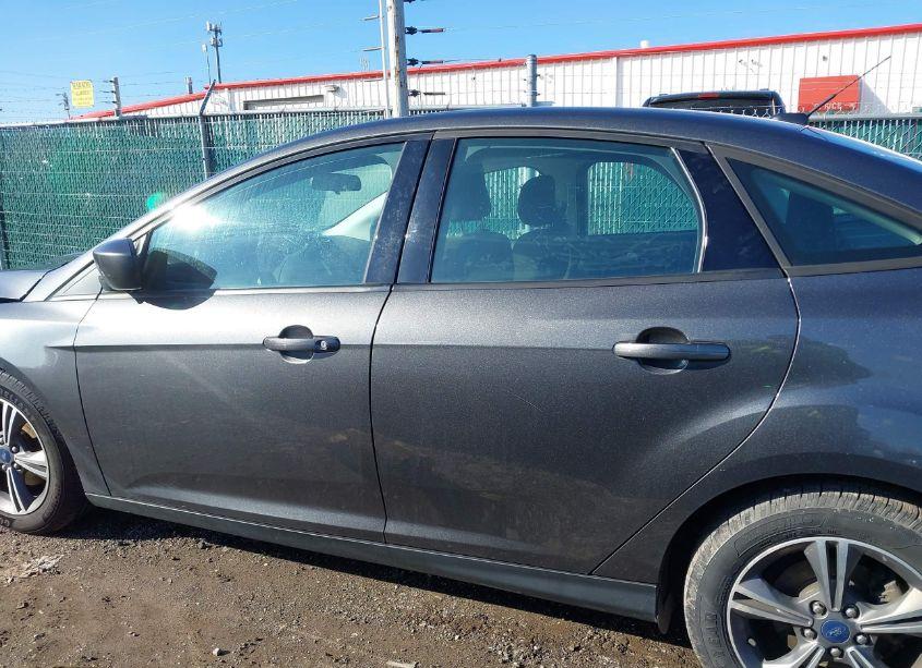 Photo 15 of 2018 Ford Focus SE (VIN 1FADP3FE3JL235290)