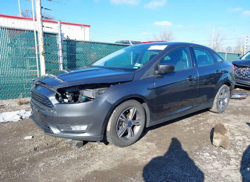 Photo 2 of 2018 Ford Focus SE (VIN 1FADP3FE3JL235290)