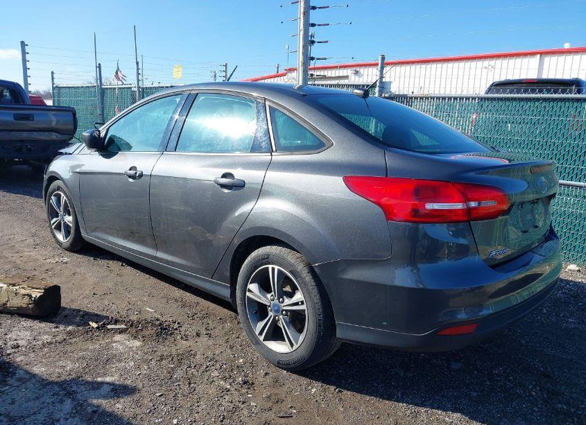 Photo 3 of 2018 Ford Focus SE (VIN 1FADP3FE3JL235290)