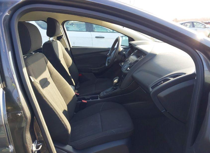 Photo 5 of 2018 Ford Focus SE (VIN 1FADP3FE3JL235290)