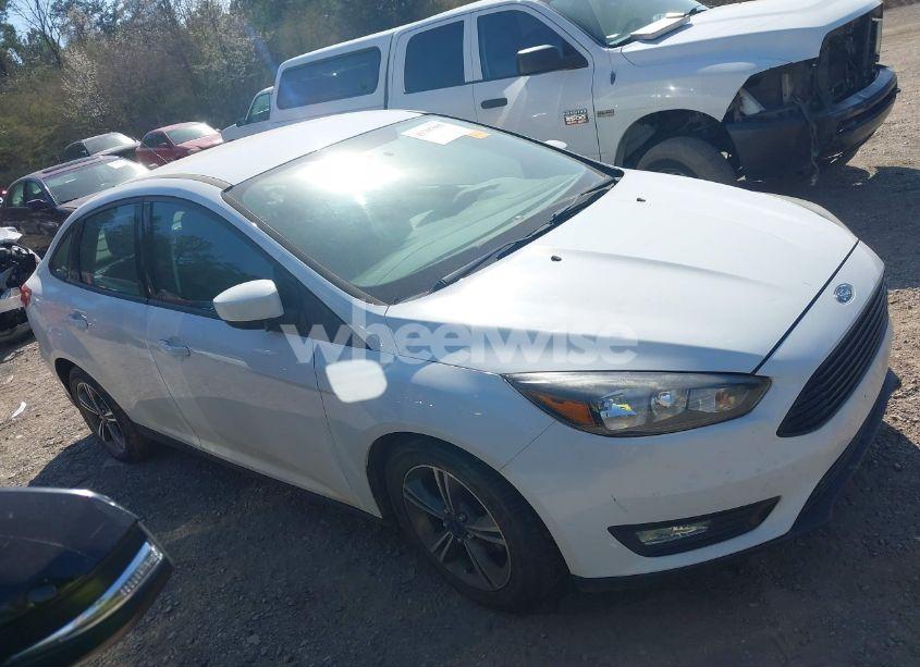 Photo 13 of 2018 Ford Focus SE (VIN 1FADP3FE3JL286448)