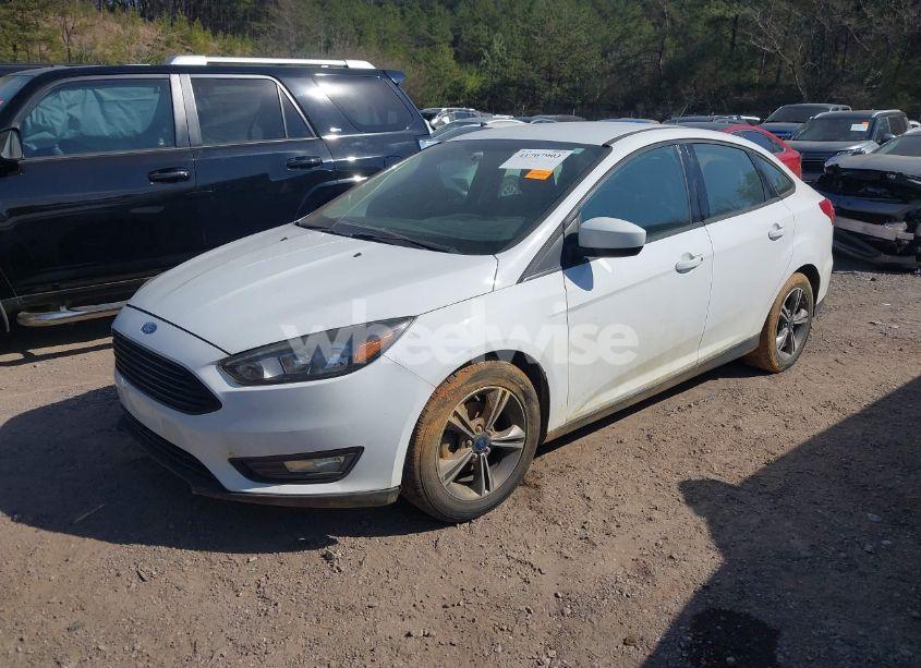 Photo 2 of 2018 Ford Focus SE (VIN 1FADP3FE3JL286448)