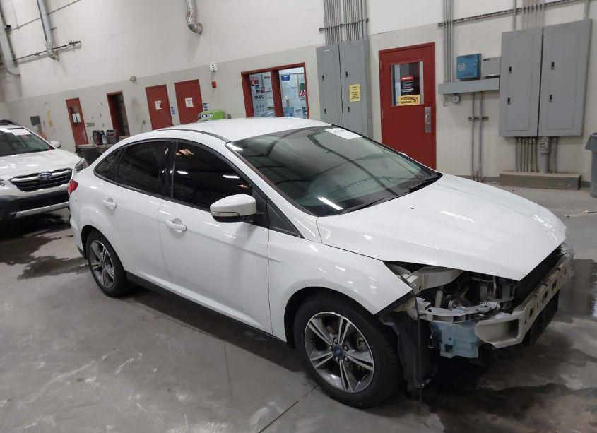 2018 Ford Focus SE (VIN 1FADP3FE3JL289821) main photo