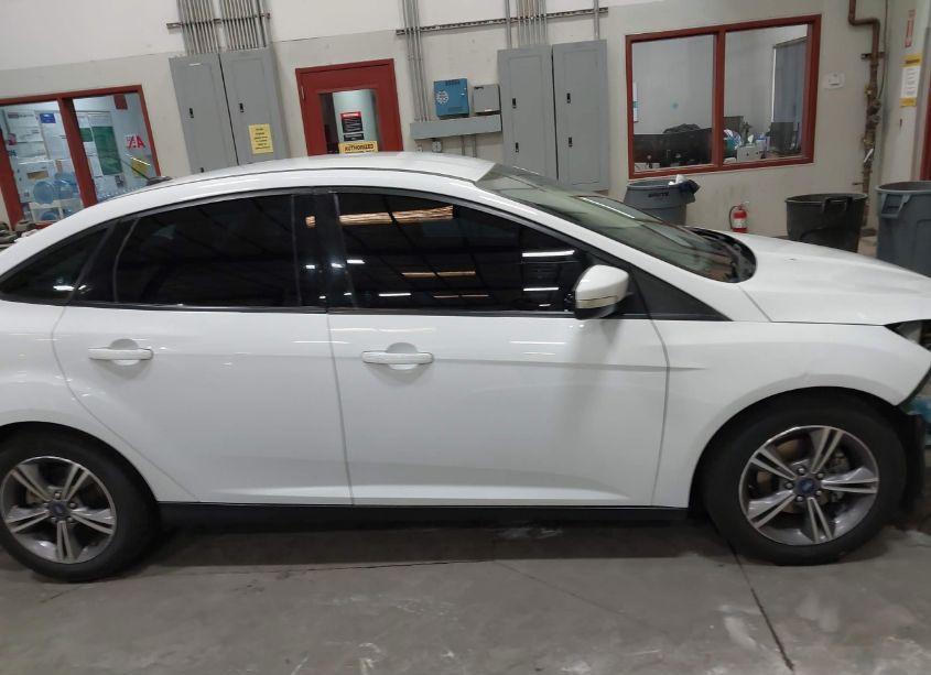 Photo 14 of 2018 Ford Focus SE (VIN 1FADP3FE3JL289821)