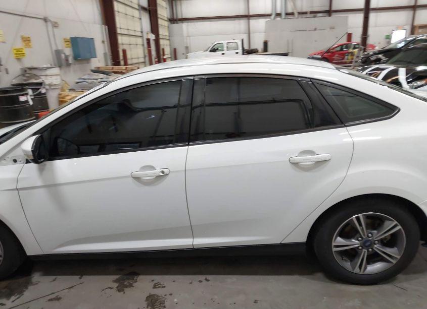 Photo 15 of 2018 Ford Focus SE (VIN 1FADP3FE3JL289821)