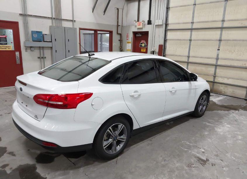 Photo 4 of 2018 Ford Focus SE (VIN 1FADP3FE3JL289821)