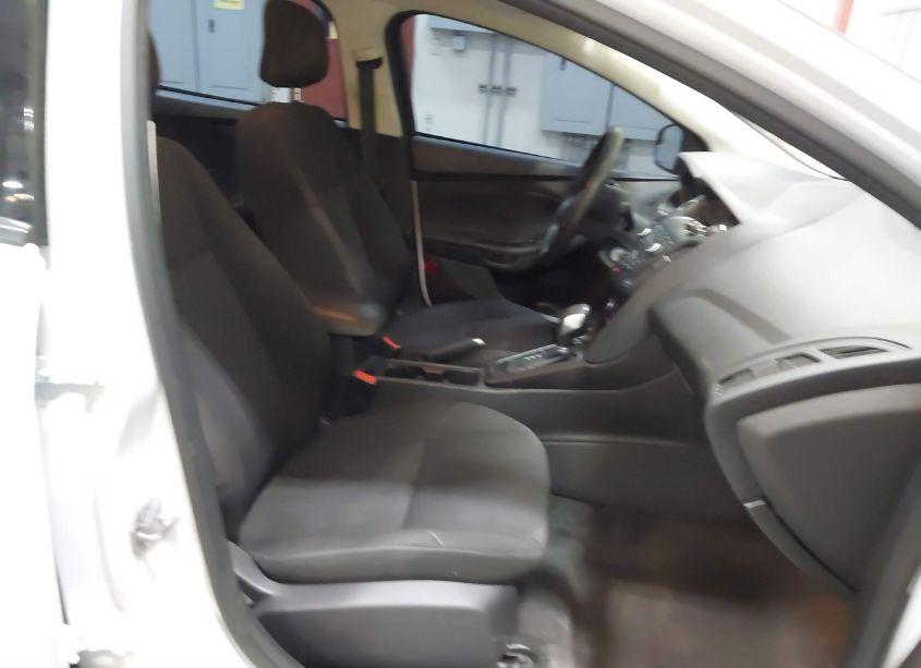 Photo 5 of 2018 Ford Focus SE (VIN 1FADP3FE3JL289821)