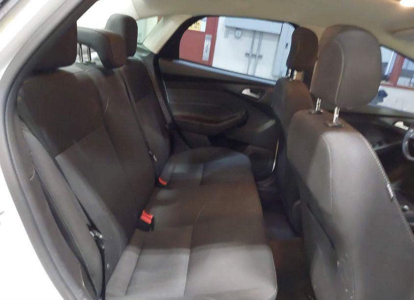 Photo 8 of 2018 Ford Focus SE (VIN 1FADP3FE3JL289821)