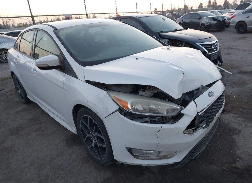 2015 Ford Focus SE (VIN 1FADP3FE4FL375615) main photo