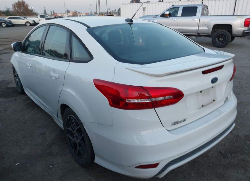 Photo 3 of 2015 Ford Focus SE (VIN 1FADP3FE4FL375615)