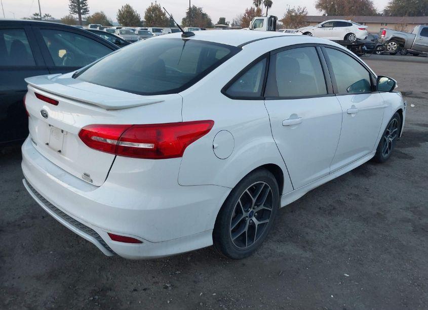 Photo 4 of 2015 Ford Focus SE (VIN 1FADP3FE4FL375615)