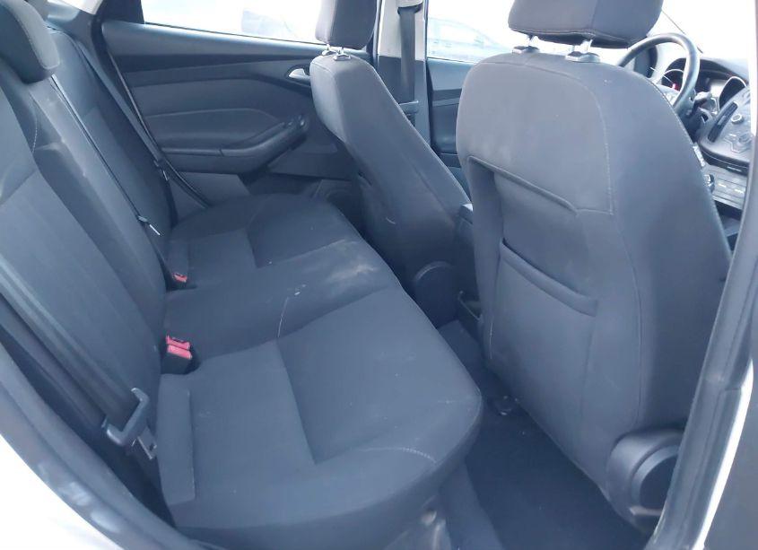 Photo 8 of 2015 Ford Focus SE (VIN 1FADP3FE4FL375615)