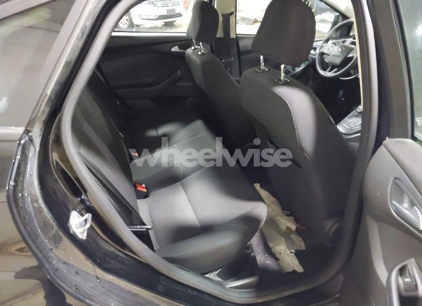 Photo 8 of 2017 Ford Focus SE (VIN 1FADP3FE4HL275856)