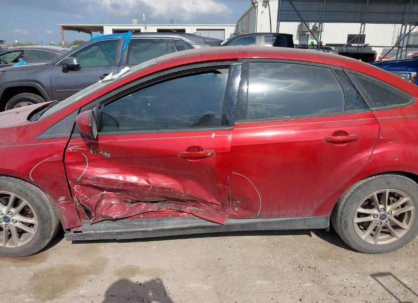 Photo 14 of 2018 Ford Focus SE (VIN 1FADP3FE4JL259565)