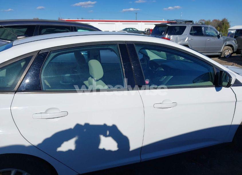 Photo 14 of 2018 Ford Focus SE (VIN 1FADP3FE4JL298897)