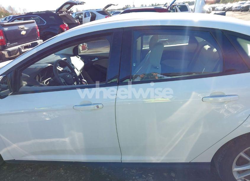 Photo 15 of 2018 Ford Focus SE (VIN 1FADP3FE4JL298897)