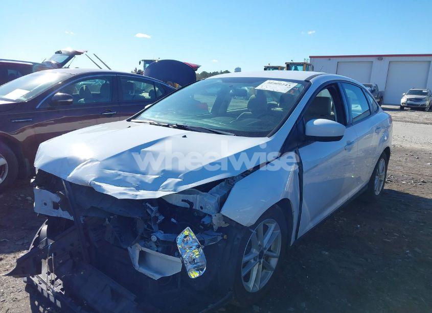 Photo 2 of 2018 Ford Focus SE (VIN 1FADP3FE4JL298897)