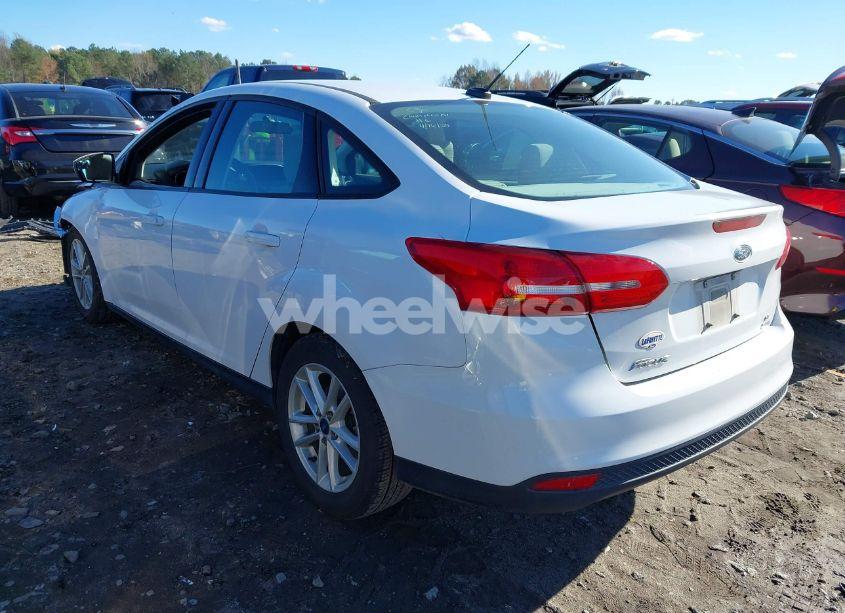 Photo 3 of 2018 Ford Focus SE (VIN 1FADP3FE4JL298897)