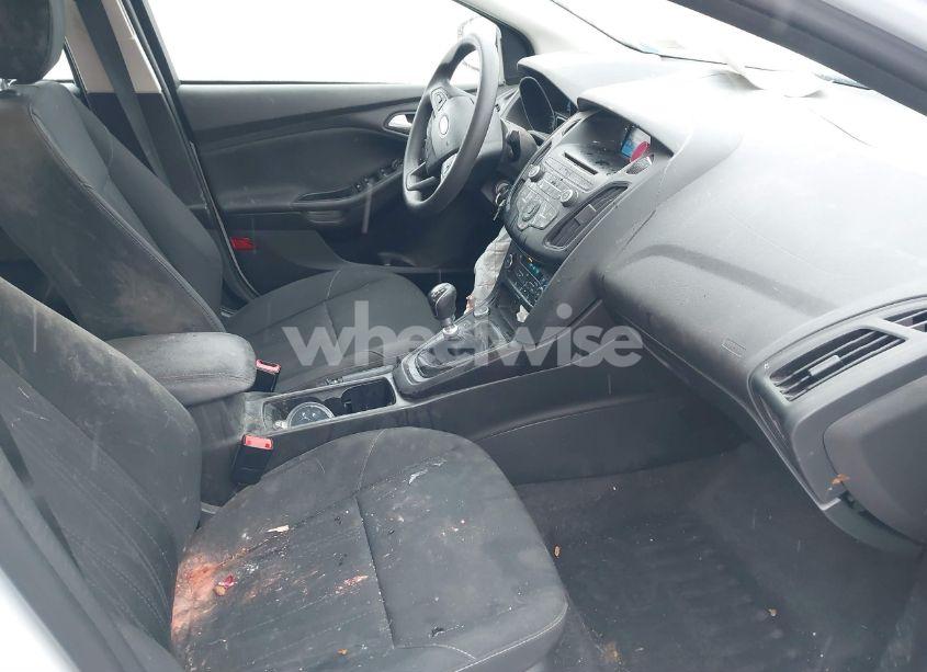 Photo 5 of 2017 Ford Focus SE (VIN 1FADP3FE5HL220784)