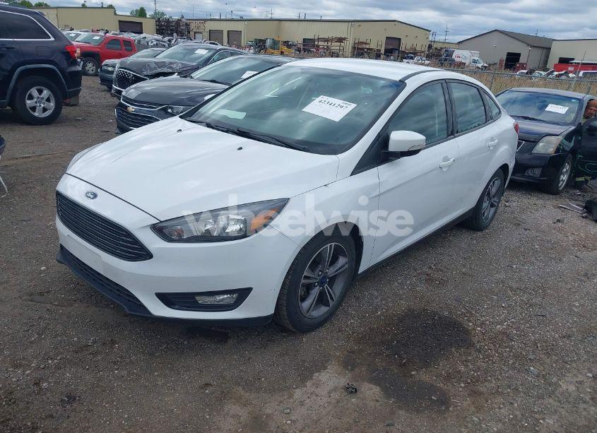 Photo 2 of 2017 Ford Focus SE (VIN 1FADP3FE5HL276286)
