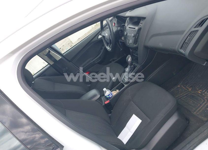 Photo 5 of 2017 Ford Focus SE (VIN 1FADP3FE5HL276286)