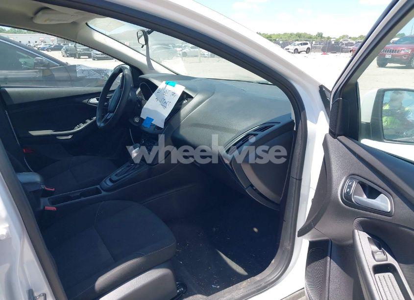 Photo 5 of 2017 Ford Focus SE (VIN 1FADP3FE5HL299907)