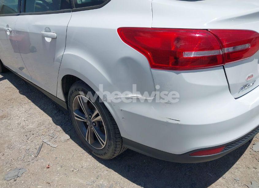 Photo 6 of 2017 Ford Focus SE (VIN 1FADP3FE5HL299907)