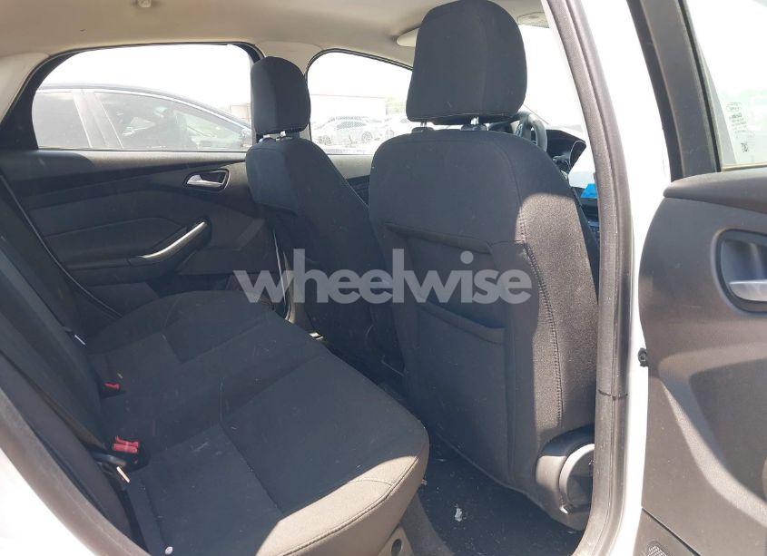 Photo 8 of 2017 Ford Focus SE (VIN 1FADP3FE5HL299907)