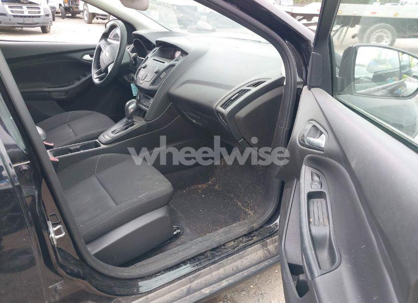 Photo 5 of 2017 Ford Focus SE (VIN 1FADP3FE5HL316446)