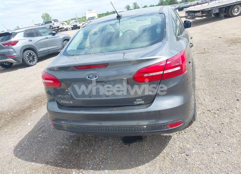 Photo 16 of 2018 Ford Focus SE (VIN 1FADP3FE5JL228583)
