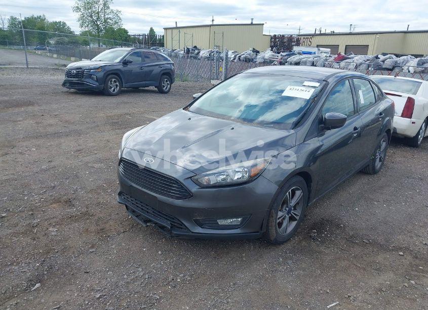 Photo 2 of 2018 Ford Focus SE (VIN 1FADP3FE5JL228583)