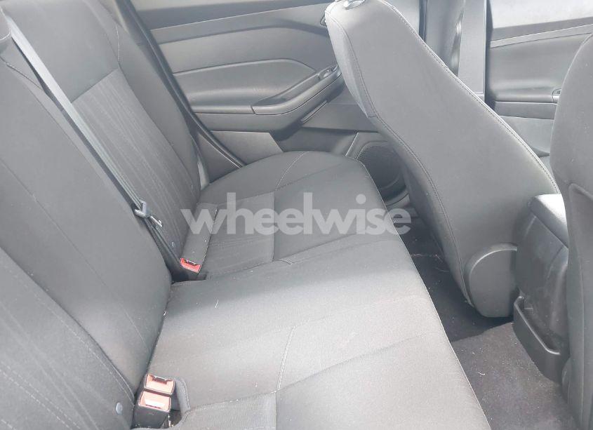 Photo 8 of 2018 Ford Focus SE (VIN 1FADP3FE5JL228583)