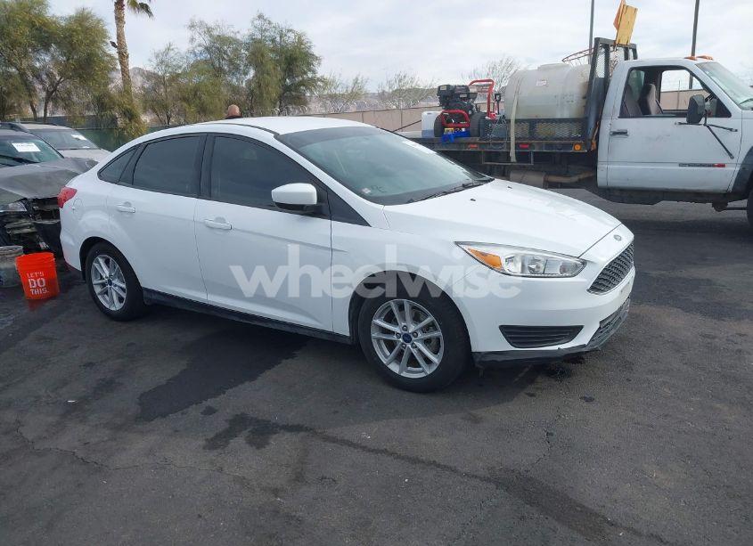 2018 Ford Focus SE (VIN 1FADP3FE5JL241401) main photo